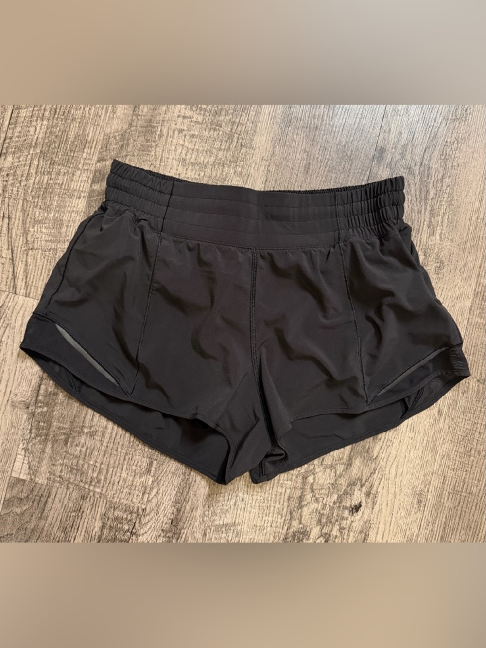 LULULEMON Hotty Hot Short High-Rise 2.5" size 8